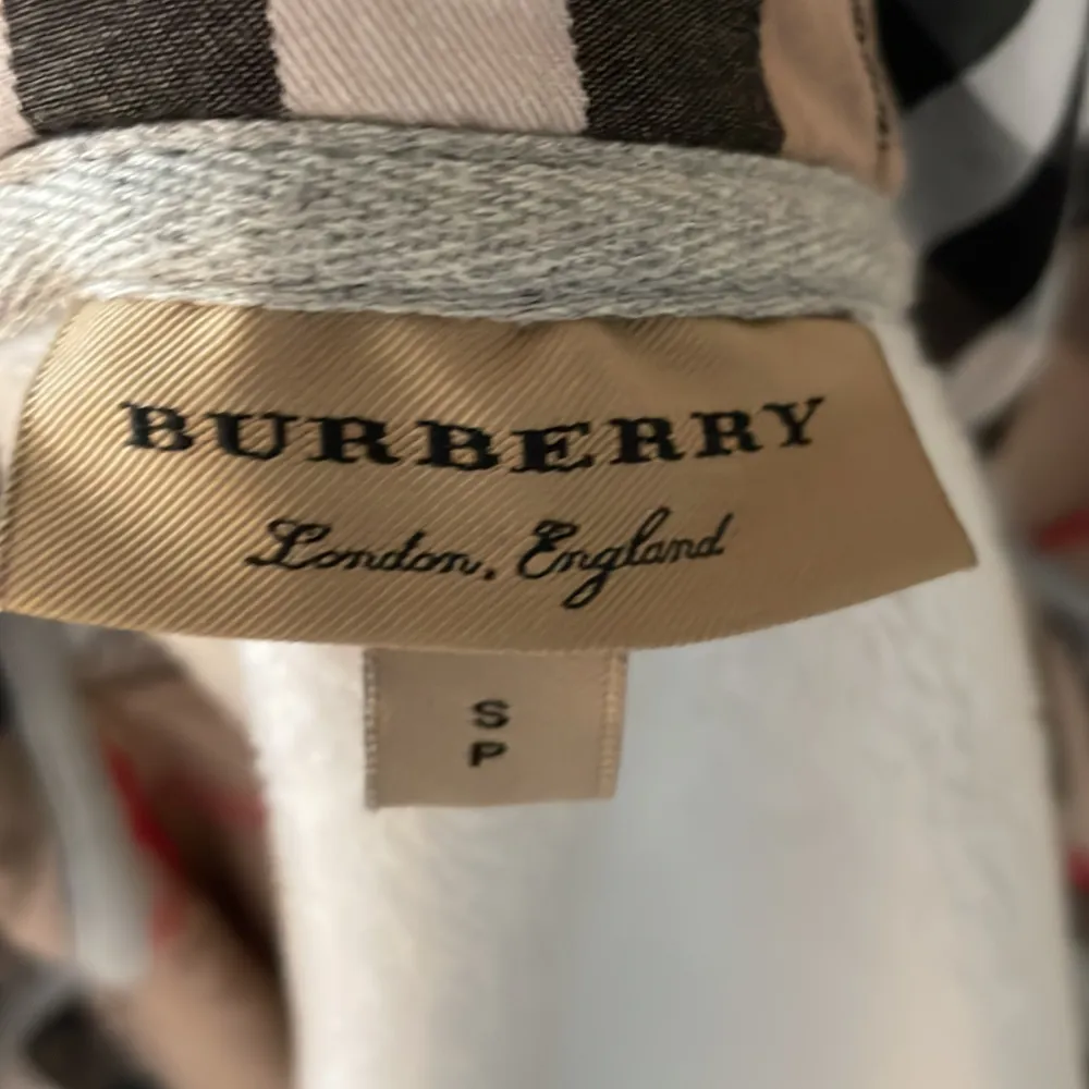 Trendig Burberry tröja i bra skick! Skick-8,5/10. Pris-649! Storlek S men sitter mer som Xs. Kom privat för fler frågor eller funderingar!😀. Hoodies.