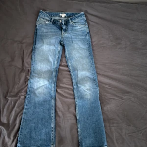 !!SÄNKT PRIS!! - Super fina Gina jeans i storlek 152, inga defekter förutom ett mörkblått streck på sidan som jag tror är från tvätten (se bild 3) men inget som syns på. Köpta för 349 kr.