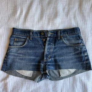 Jeansshorts - Korta jeansshorts från Lee. Är osäker på storlek men passar mig som vanligtvis bär S/M. Aldrig använda.