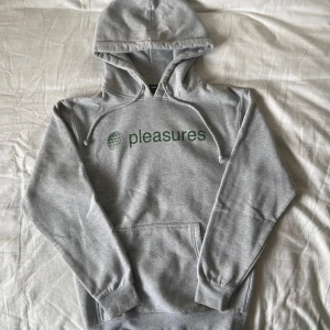 Skate Hoodie - Fet skate hoodie från pleasures i bra skick, skriv om ni har ngn fundering och priset kan diskuteras 👍 