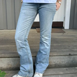 Jeans - Säljer dessa super snygga jeans som tyvärr är lite för små för mig. Inga fläckar!
