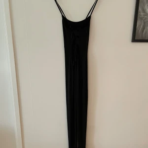 Byxdress  - Jätte snygg byxdress med öppen rygg