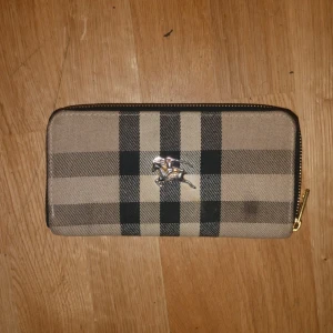 Burberry plånbok  - Hej säljer den och vill köpa en ny om ni vill kan vi byta eller du kan köpa den, den är inte så ny men i bra kondition.