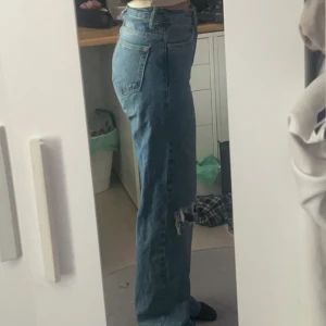 Blå jeans  - Bra skick, jeans från lager 157 storleken är xxs men skulle säga att dom passar mellan xxs-s i storlek 