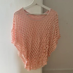 Poncho - En poncho med ett linne i färgen ljus rosa, vet ej var den kommer ifrån🩷