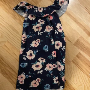 Klänning  - Strl 134/140. Kolla gärna in mina andra annonser för samfrakt. Jag säljer mycket barnkläder just nu !