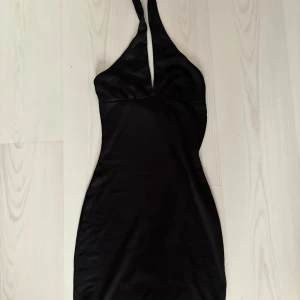 Svart halterneck klänning - Supersnygg halterneck klänning ifrån H&M. Den är i XS men tyvärr är den alldeles för liten på mig som normalt bär XS eller S, så skulle säga att den passar en XXS bäst då den inte är så stretchig. Oanvänd så i mycket bra skick!