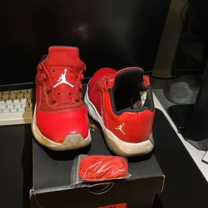 Jordan 11 - Det är Jordan 11 och 5/10 i skick. Storleken på skon är 37,5 + nya skosnören 