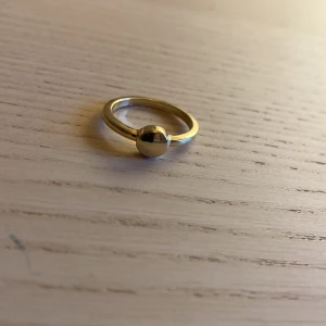 Ring - Jag säljer en ring  för 10 den är basic men väldig snygg 😻 