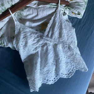 sommar topp - En ur fin topp som jag länge sparat för att jag tycker den är så fin. Men har alldrig använt då den är lite stor under armhålorna.  Den har en liten dragkedja på sidan så att man lättare kan få på sig den och ser som ny ut❣️Skriv vid frågor! 😊