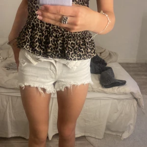 Short - Ett par vita jätte fina short från Zara, säljer för inte kommer t användning