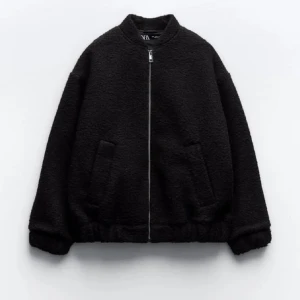 Bomber jacka zara - Så snygg och populär svart boucle bomber jacka från zara, perfekt till hösten💕 inga defekter!