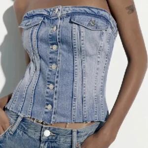 Jeans topp zara - Så fin jeans topp från zara, kommer inte till användning, inga defekter 💕