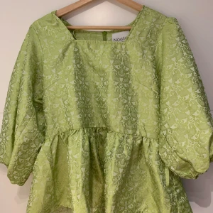 Topp noella  - Aldrig använd. Jättefin, härligt material 