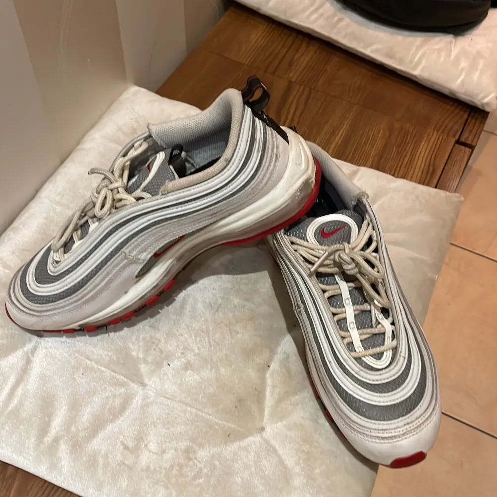 Säljer mina Retro air Max 97 som är i bra skick och är knappt använda, nypris 2200 . Skor.