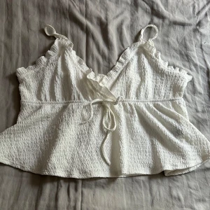 Söt topp - En söt vit topp som endast är använd en gång. Storlek XL. 