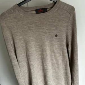 Morris tröja - Säljer min fina Morris tröja som är perfekt för sommaren! Skick 9/10, använd ett par gånger. Priset är inte hugget i sten