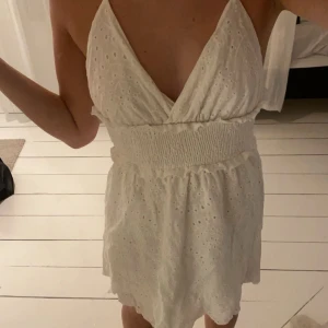 Söt vit klänning - Jättefin klänning med öppen rygg🫶🏼