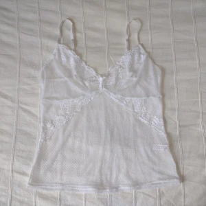 Vitt see through spetslinne - genomskinlig topp - storlek M - Vit see through spetslinne. Storlek M 40/42. Stretchigt och mjukt. Sparsamt använt. 