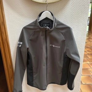 Sailracing softshell jacka - Aldrig använd softshell jacka från Sailracing (Herr). Köpt för 2200kr på Sailracings hemsida. Hör av er vid frågor!