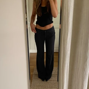 Lågmidjade kostymbyxor  - Jättefint skick och sitter supersnyggt! Långa i benen på mig som är 168cm💕 Midja: 87cm Innerbenslängd: 85cm