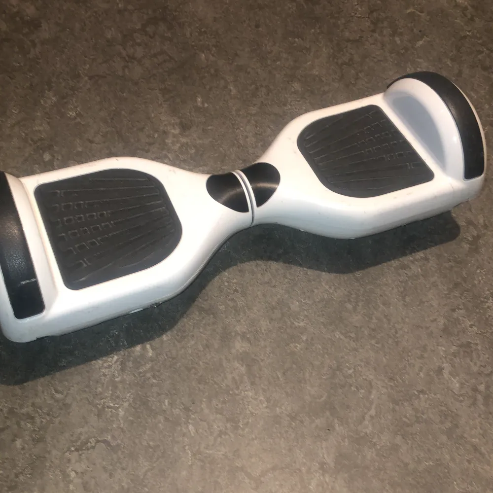 Säljer en hoverboard som är köpt år 2021 och använt ett få tal gånger. Accessoarer.