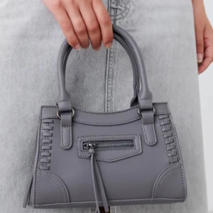 Väska💕 - Jag säljer denna fina väska från Gina tricot💕 Den är sparsamt använd och har inga defekter😇 därav priset. Nypriset är 400 kr och den är slutsåld överallt❤️ köparen står för frakten💕