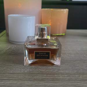 Använts fåtal gånger David Beckham Intimiately for Him är en modern parfym med träig & kryddig doft som utstrålar värme och sensualitet. Doftnoter: bergamott, grapefrukt, kardemumma, viol, muskot, stjärnanis, sandelträ, patchouli & amber Nypris 420kr