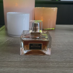 David Beckham Parfym 75ml - Använts fåtal gånger David Beckham Intimiately for Him är en modern parfym med träig & kryddig doft som utstrålar värme och sensualitet. Doftnoter: bergamott, grapefrukt, kardemumma, viol, muskot, stjärnanis, sandelträ, patchouli & amber Nypris 420kr