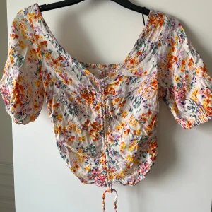 Top - Top från H&M. Otroligt fin, blommig. Storlek XS.