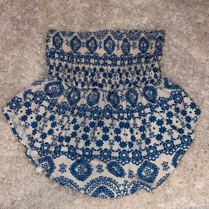 Topp - Söt topp från SHEIN. Använd en sång så i väldigt bra skick. Storlek M men passar även S eftersom att den är stretchig. 