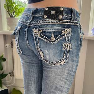 Miss Me lågmidjade jeans💗. Midjemåttet rakt över är 39 cm. Innerbenslängden är 81 cm. Benöppningen är 15 cm.  Modellen är 175cm lång.  Frågor är varmt välkomna💗 Mer liknande på profilen‼️ B7 224