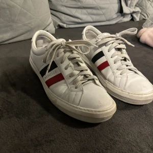 Moncler skor - Tjena! Säljer nu dessa moncler skor som är i storlek 43. Har tyvärr inte boxen men de är självklart äkta. Vid fler frågor är det bara att skriva. Mvh Isak