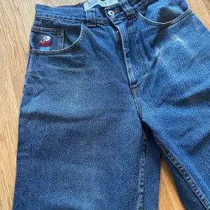 Big boy Jeans storlek xxs. Slitna längst ner ( se bild) samt lagat hål i ena fickan. Gamla loggan som ej finns längre 