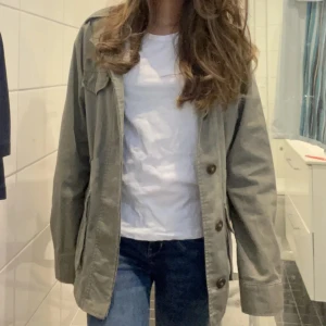 Militärgrön jacka från Kappahl  - INTRESSEKOLL på denna as snygga militärgröna jacka från Kappahl. Den är köpt för två år sedan och är slutsåld på hemsidan.  Fint sick och passar L-S. Nypris: 600😍😍(BILDERNA ÄR LÅNADE)