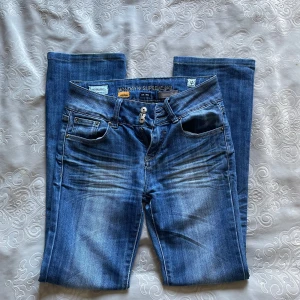 utsvängda blåa jeans  - lite långa på mig som är 165cm från monday jeans midja: 36cm innerbenslängd: 77cm