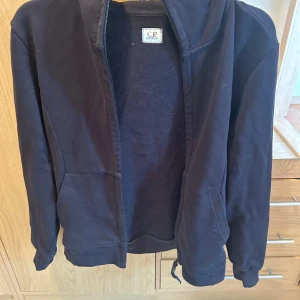 CP company hoodie storlek S - Mycket bra skick. Hoodie med pilotglasögon på huvan. Skön tröja i storlek S. Äkta!