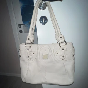 Vit vintage läder handväska  - Jätte bra skick, tar en mjukare form när den fylls upp och alla bilder är tagna med blixt så man ser eventuella defekter som missfärgning på insidan av väskan