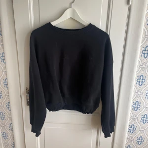 Svart sweatshirt  - Svart basic sweatshirt, har satt resår i midjan för att den ska sitta åt bättre men går att ta bort