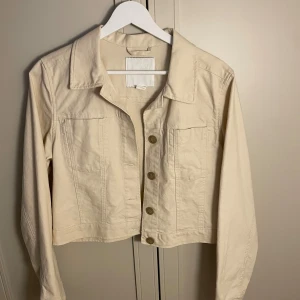 Beige jacka från Monki  - Säljer min Beiga vårjacka från Monki. Använd ett fåtal gånger. 