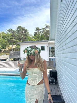 Vitt sett - Sett från Prettylittlething köpte två storlekar säljer det mindre som är strl 36/S aldrig använt🥰
