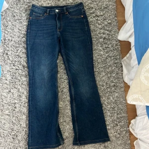 MEDELHÖGMIDJADE JEANS  - Mörk blåa medelhögmidjade jeans från hm, bra skick använda några gånger. Stl 38🩵