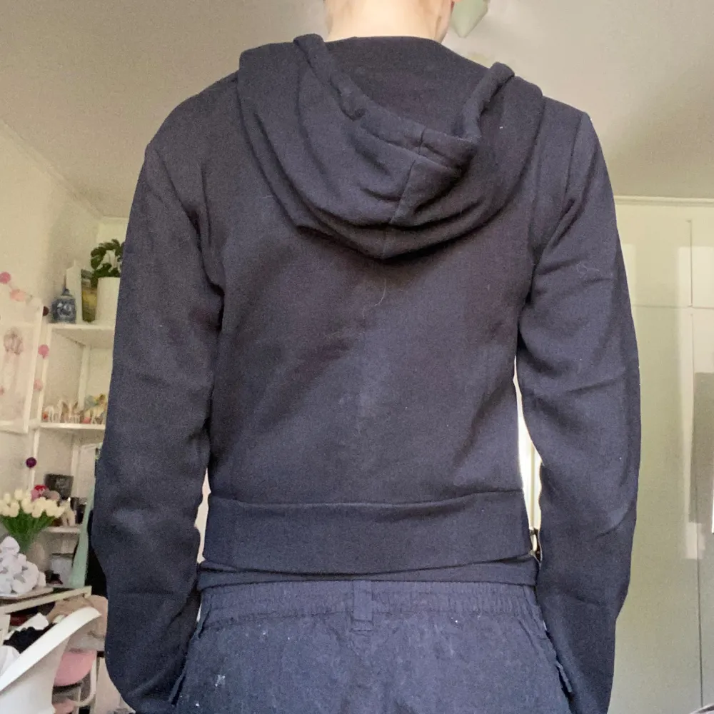Säljer en lite kortare svart zip-hoodie från H&m divided i strl. S💗Använd ca 7 gånger och har inga fel!! Perfekt basplagg/basic och på sommarkvällar☺️Billiga kläder➡️min profil❤️. Hoodies.