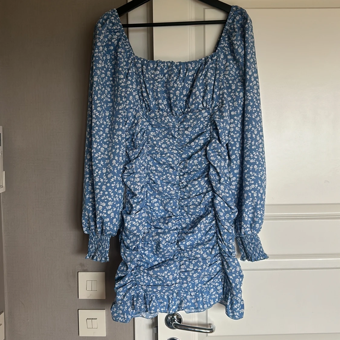 Blå klänning med vita blommor 🩵🤍