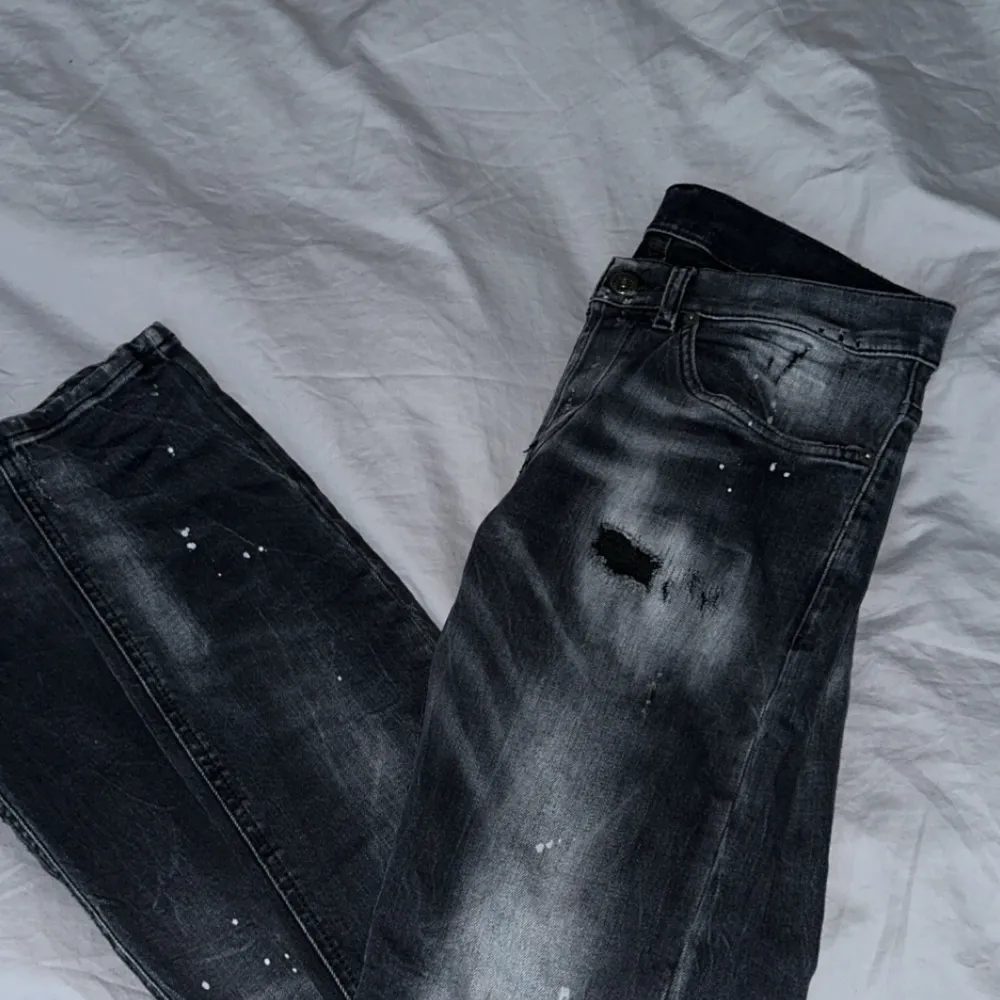 Säljer dessa tvär feta dondup jeans!🤩 storlek W29 L32, väldigt bra skick knappt andvändt dom! . Jeans & Byxor.