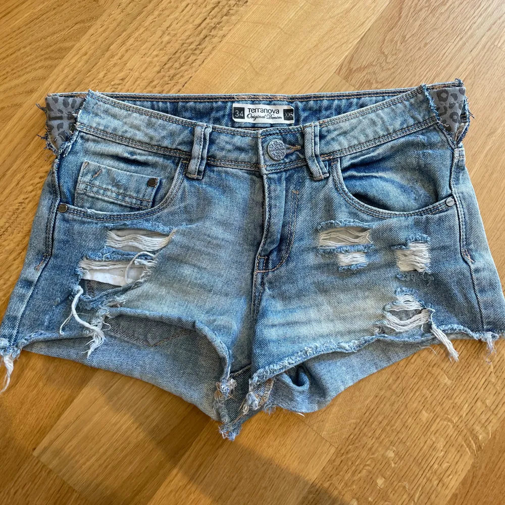 Supersnygga Lågmidjage jeansshorts med insytt leopardtyg vid midja (se bild)🩷 Jag köpt dem på Plick men de passar inte så bra på mig. Men skicket är bra 👌 Priset kan diskuteras!. Shorts.