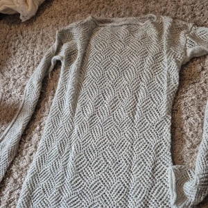 Hålig långtröja  - En stickad långtröja som är thriftat, det finns ingen tag men skulle gissa att den passar s/m!  Knappt använd 