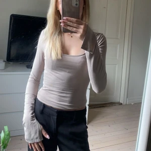 Soft touch jersey top💕 - Säljer denna beiga tröja då den aldrig kom till användning. Är i nyskick💕