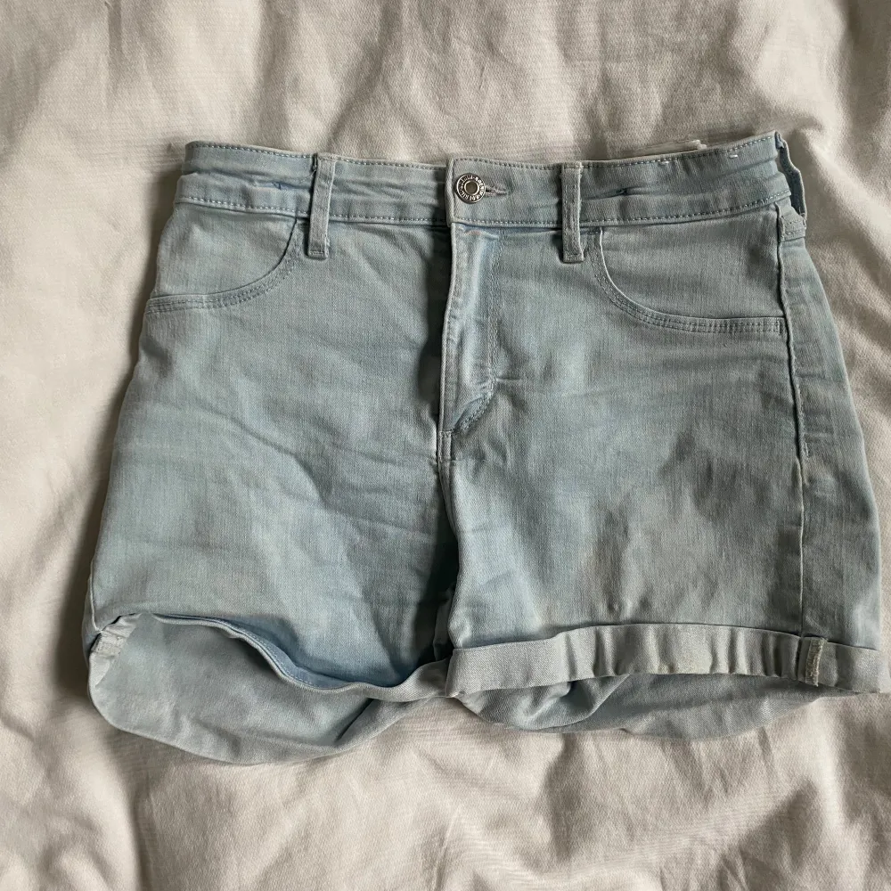 Ljusblåa jeansshorts (för barn) bra skick!. Shorts.