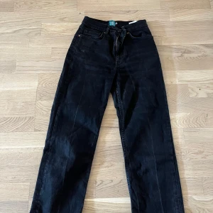 Svarta snygga jeans! - Svarta jättesnygga straightleg jeans! Jättebra skick! Passar xs, midjemått: 33cm innerben: 21cm längd: 92cm